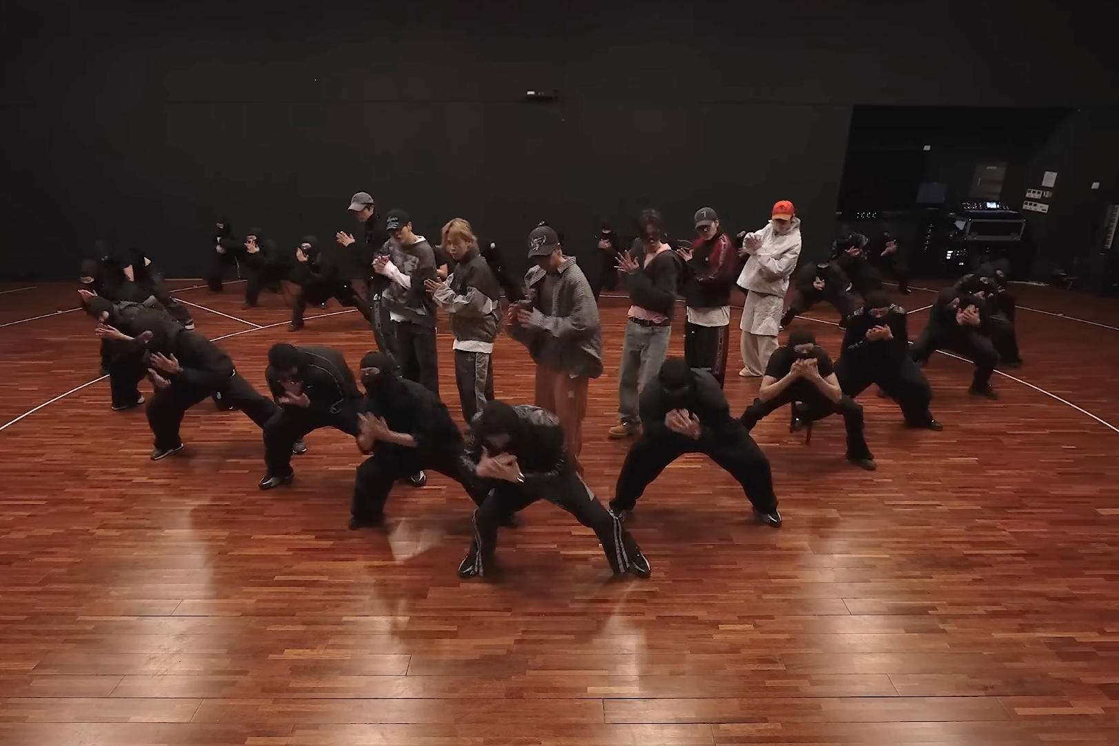 Watch: BTS Drops Dance Practice Videos For “Hooligan” And “2.0”缩略图