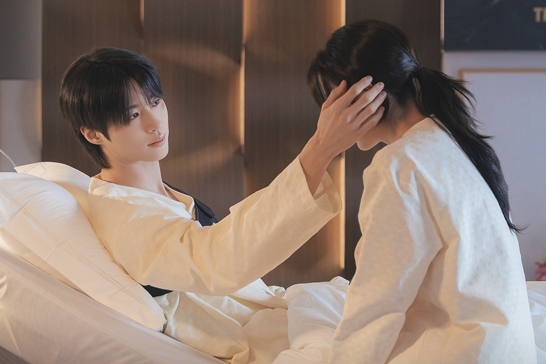 Byeon Woo Seok And IU Share A Tender Moment In The Hospital On “Perfect Crown”缩略图
