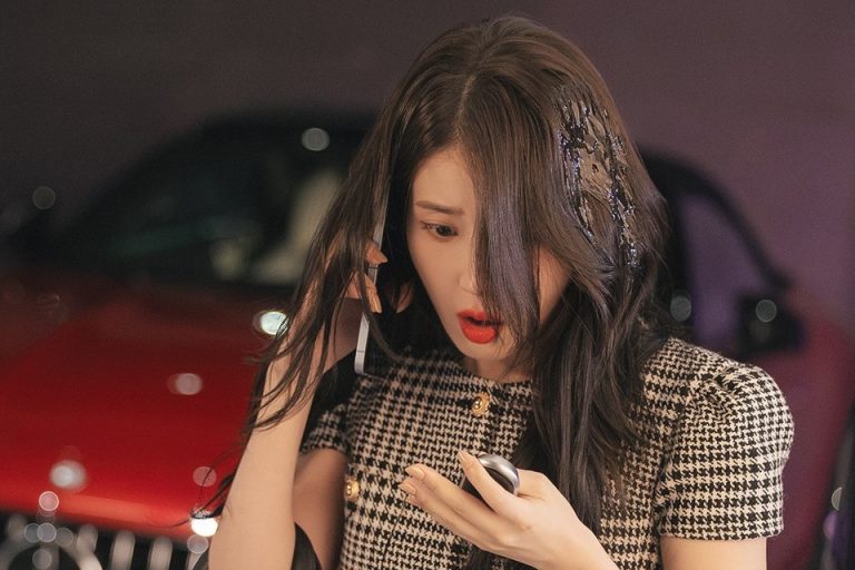 IU Is Egged By Byeon Woo Seok’s Fans In “Perfect Crown”缩略图
