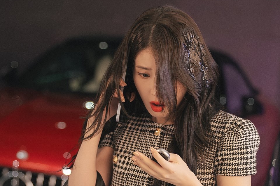 IU Is Egged By Byeon Woo Seok’s Fans In “Perfect Crown”缩略图