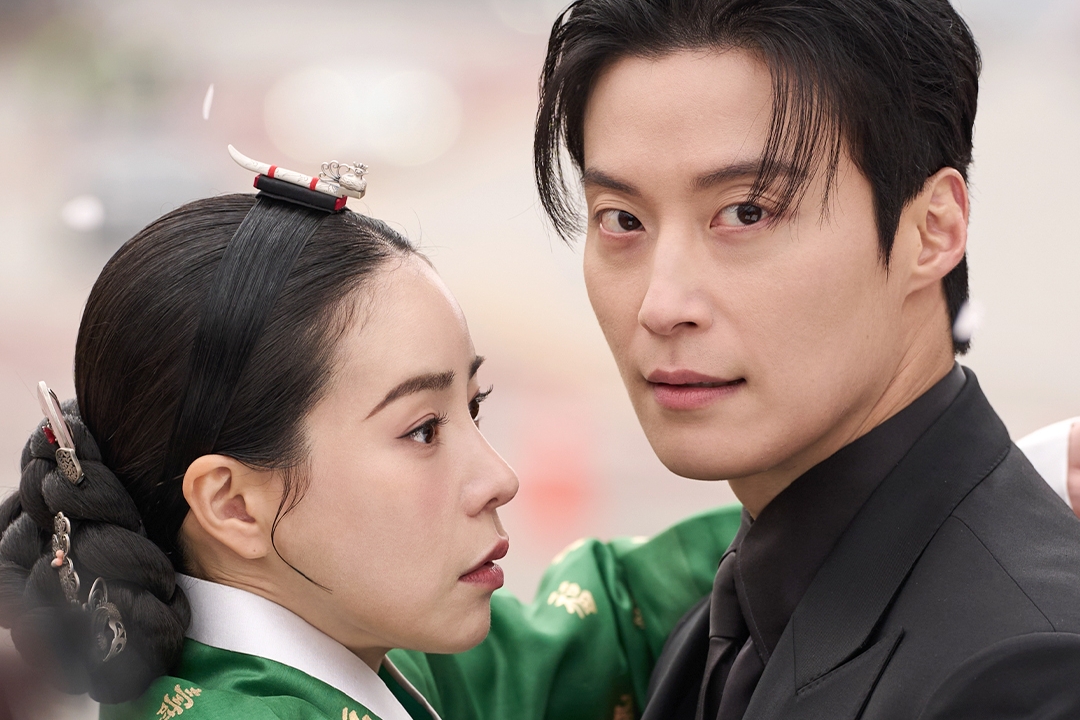 Lim Ji Yeon And Heo Nam Jun Get Into A Flower Fight During Their First Meeting In “My Royal Nemesis”缩略图