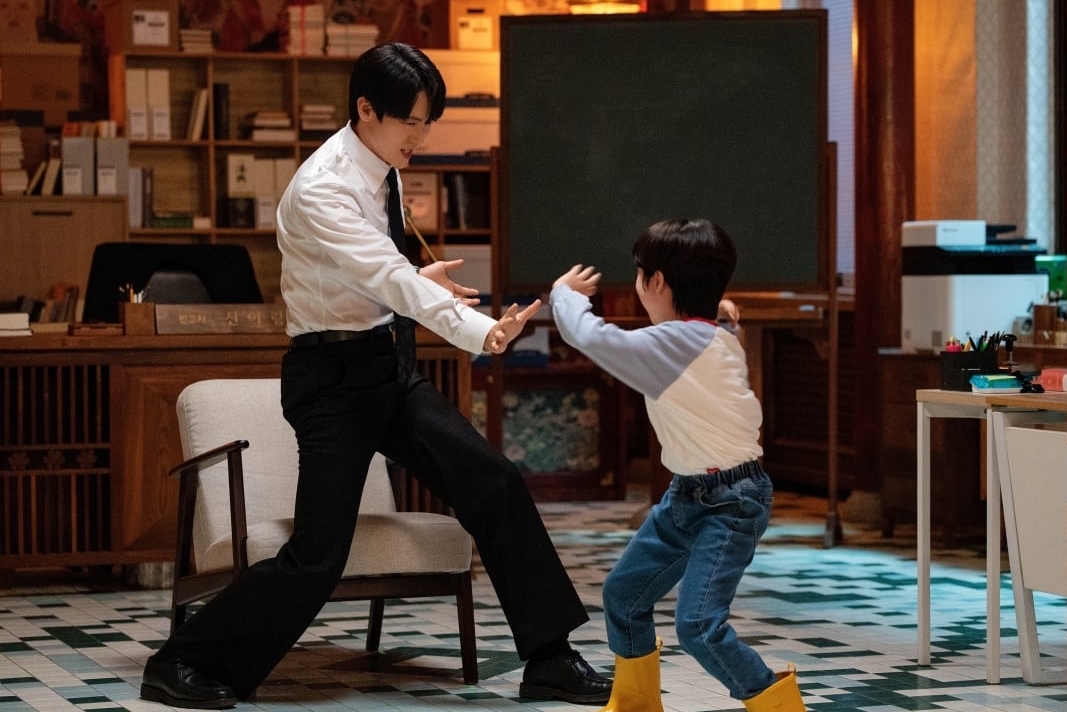 Yoo Yeon Seok Is Possessed By The Ghost Of A Young Child In “Phantom Lawyer”缩略图