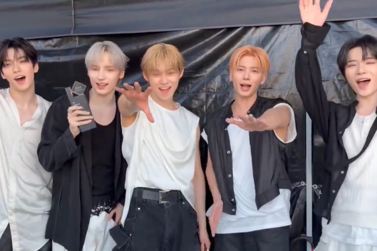 Watch: TXT Achieves Music Show Grand Slam With 5th Win For “Stick With You” On “Inkigayo”; Performances By LE SSERAFIM And More缩略图