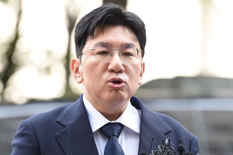 Police Issues Arrest Warrant For HYBE Chairman Bang Si Hyuk缩略图