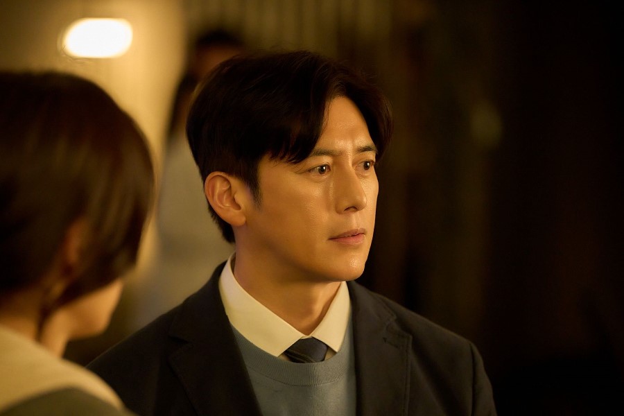 Go Soo Is Jun Ji Hyun’s Ex-Husband Who Unexpectedly Gets Trapped Inside A Virus-Infected Building In New Film “Colony”缩略图