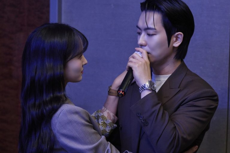 Baek Seo Ra And An Woo Yeon Share An Electrifying Close Moment In “Doctor Shin”缩略图