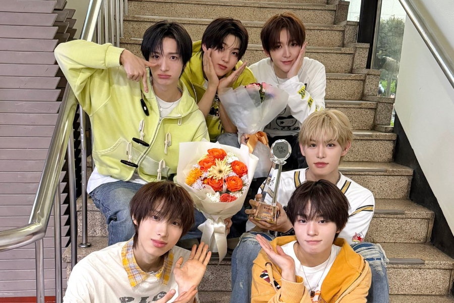 Watch: KickFlip Takes 2nd Win For “Eye-Poppin'” On “Music Bank”; Performances By TXT,  SANTOS BRAVOS, And More缩略图