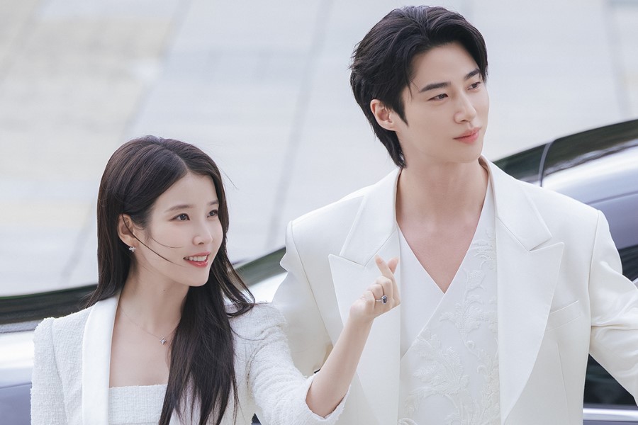 IU And Byeon Woo Seok Step Into Pre-Marriage Life In “Perfect Crown”缩略图