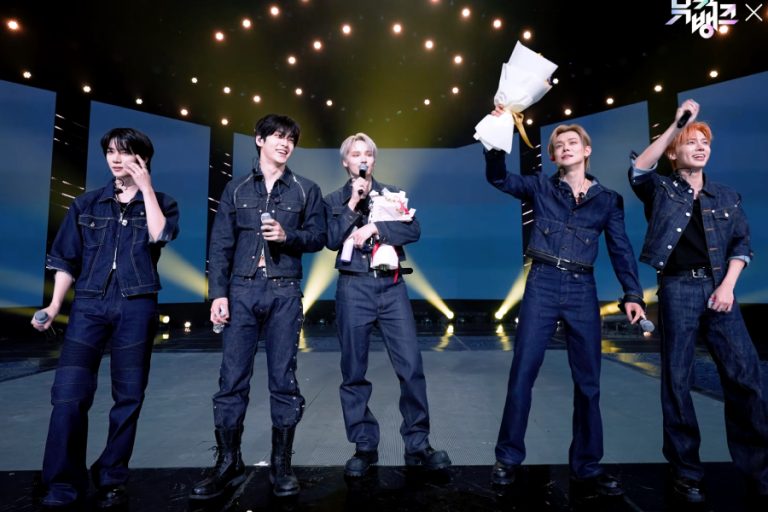 Watch: TXT Takes 3rd Win For “Stick With You” On “Music Bank”; Performances By LE SSERAFIM,  UNCHILD, And More缩略图