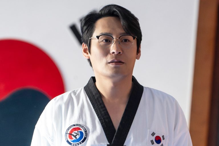 Choi Dae Hoon Is A Former Secret Agent Running Neighborhood Taekwondo Studio In “Agent Kim Reactivated”缩略图