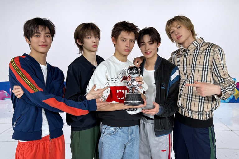 Watch: CORTIS Takes 1st-Ever Win On “M Countdown” With “REDRED”; Performances By ILLIT, KATSEYE, And More缩略图