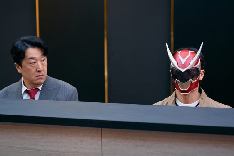 Shin Ha Kyun Bumps Into Hyun Bong Sik While In Disguise On Infiltration Mission In “Fifties Professionals”缩略图