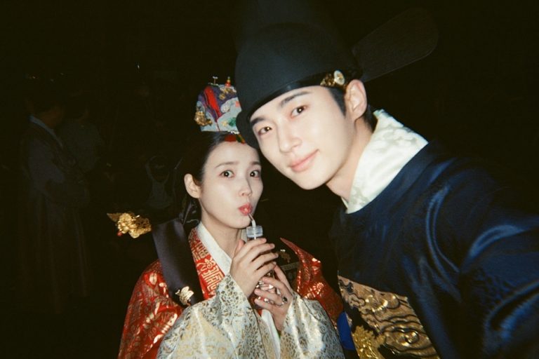 Watch: “Perfect Crown” Reveals Photos IU And Byeon Woo Seok Took Of Each Other Behind The Scenes缩略图