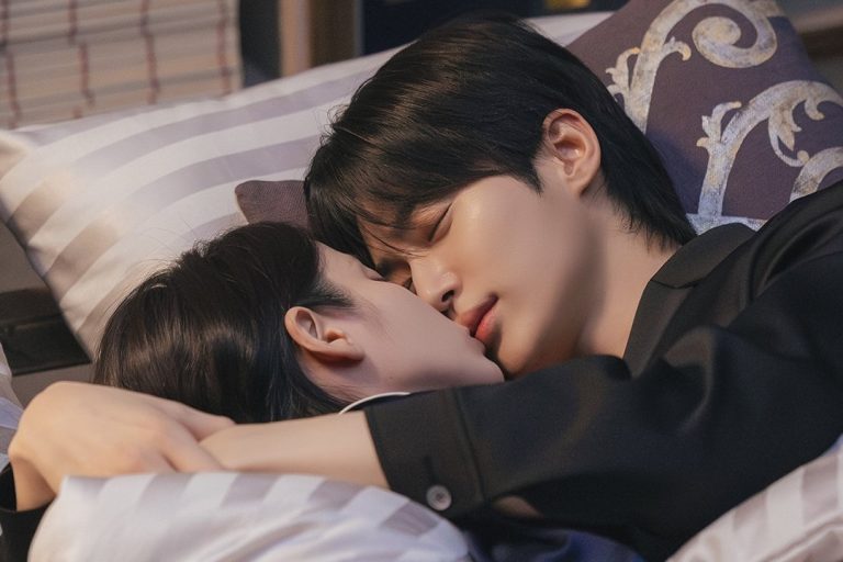IU And Byeon Woo Seok Spend Their First Night Together As A Married Couple In “Perfect Crown”缩略图