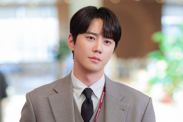 Lee Jun Young Is A Soccer Player Who Swaps Souls With A Chaebol Chairman In “Reborn Rookie”缩略图