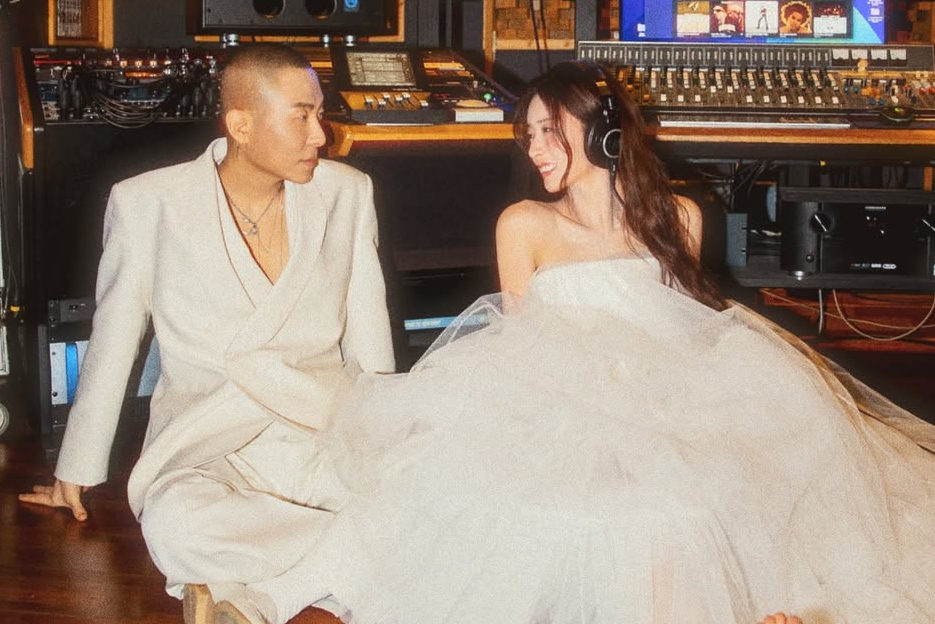 Apink’s Yoon Bomi And Rado Share Unique Wedding Photos缩略图