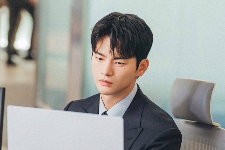 Seo In Guk Is A Notoriously Cold Boss Who Changes After Meeting Park Ji Hyun In “See You At Work Tomorrow!”缩略图