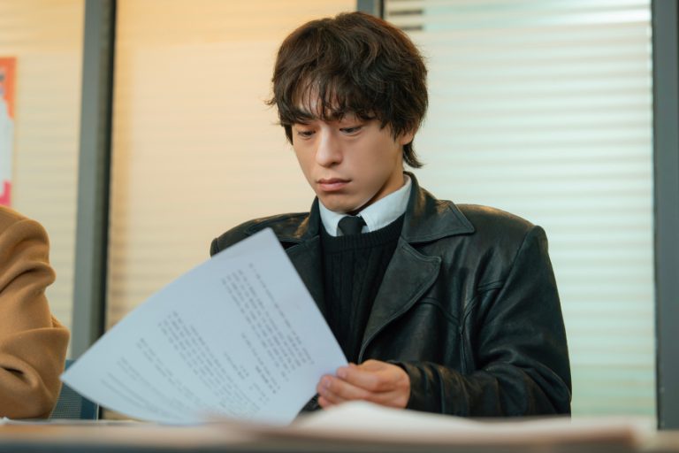 Koo Kyo Hwan Can’t Hide His Nerves As He Takes First Step As Film Director In “We Are All Trying Here”缩略图