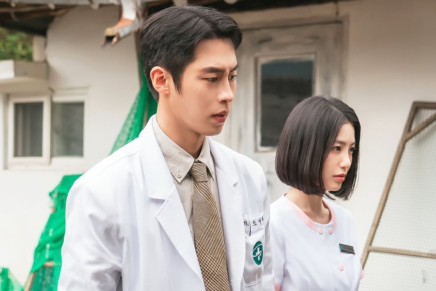 Lee Jae Wook And Shin Ye Eun Go On Home Visits Together In “Doctor On The Edge”缩略图