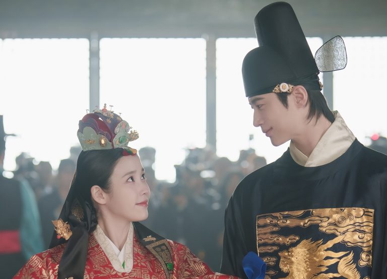 IU And Byeon Woo Seok Don Traditional Wear For Their Wedding Ceremony In “Perfect Crown”缩略图