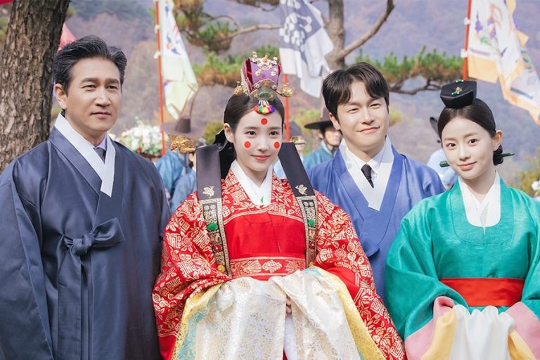 IU And Her Family Share A Rare Heartwarming Moment At Her Wedding To Byeon Woo Seok In Unreleased Stills For “Perfect Crown”缩略图