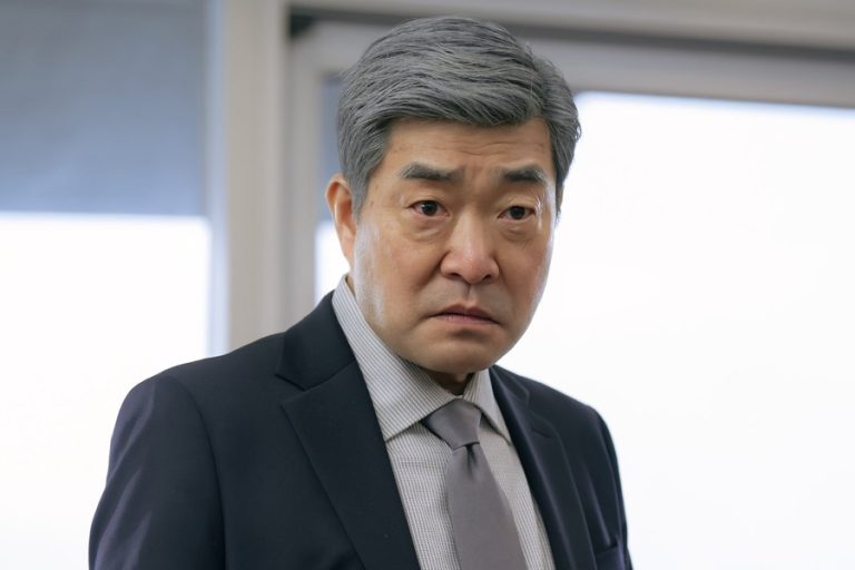 Son Hyun Joo Is A Cool-Headed Chairman Who Swaps Souls With A Soccer Player In “Reborn Rookie”缩略图