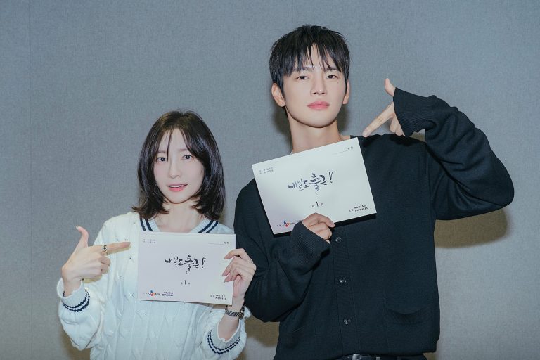 Watch: Seo In Guk And Park Ji Hyun’s Office Romance “See You At Work Tomorrow!” Announces Premiere Date With Glimpse Of Script Reading缩略图