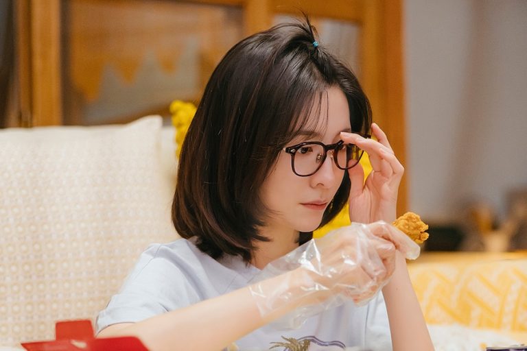 Park Ji Hyun Transforms Into A Burned-Out Office Worker In New Drama “See You At Work Tomorrow!”缩略图