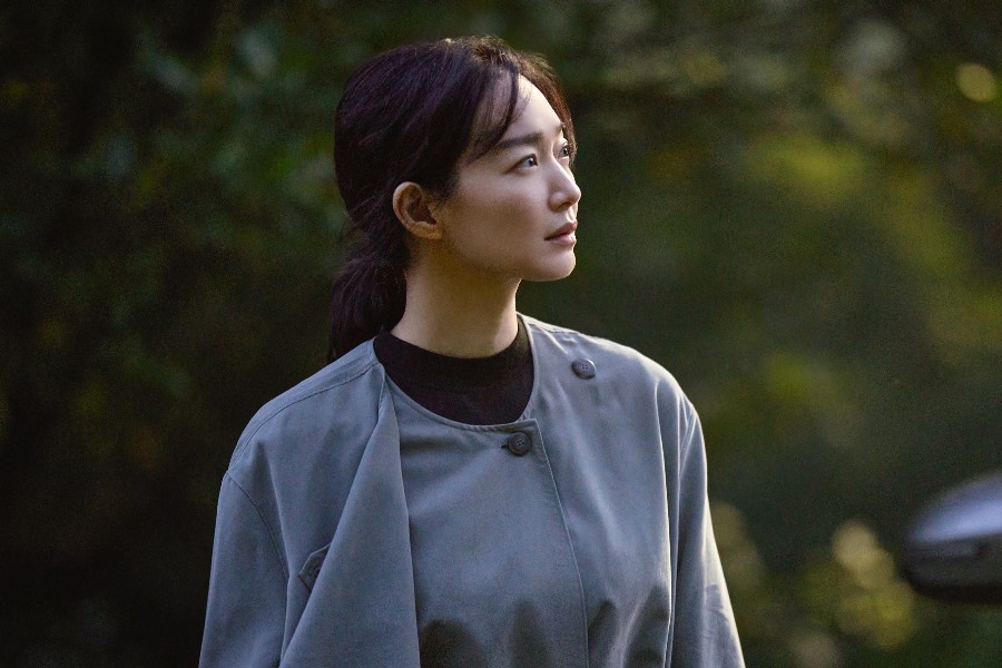 Shin Min Ah Transforms Into Twin Sisters With Visual Impairments In New Thriller Film缩略图