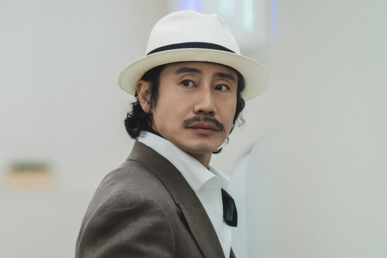 Shin Ha Kyun Makes Special Appearance As CEO Behind Kang Dong Won’s Co-Ed Group In “Wild Sing”缩略图