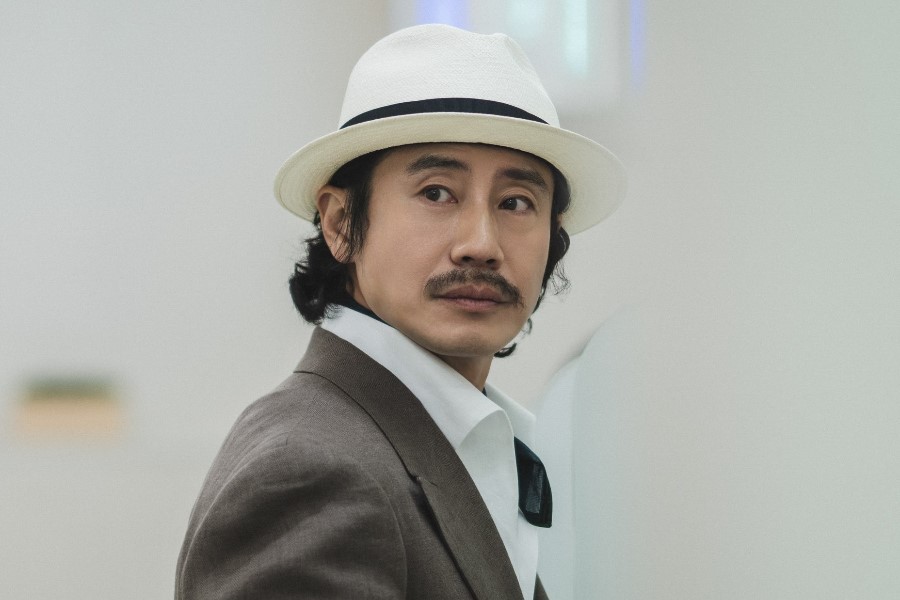 Shin Ha Kyun Makes Special Appearance As CEO Behind Kang Dong Won’s Co-Ed Group In “Wild Sing”缩略图