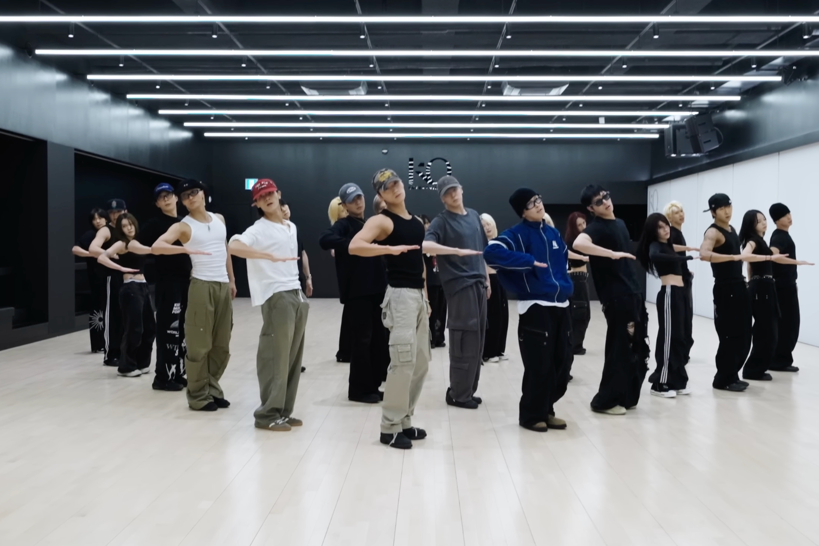 Watch: ATEEZ Is Precise And Powerful In Impressive Dance Practice Video For “BAD”缩略图