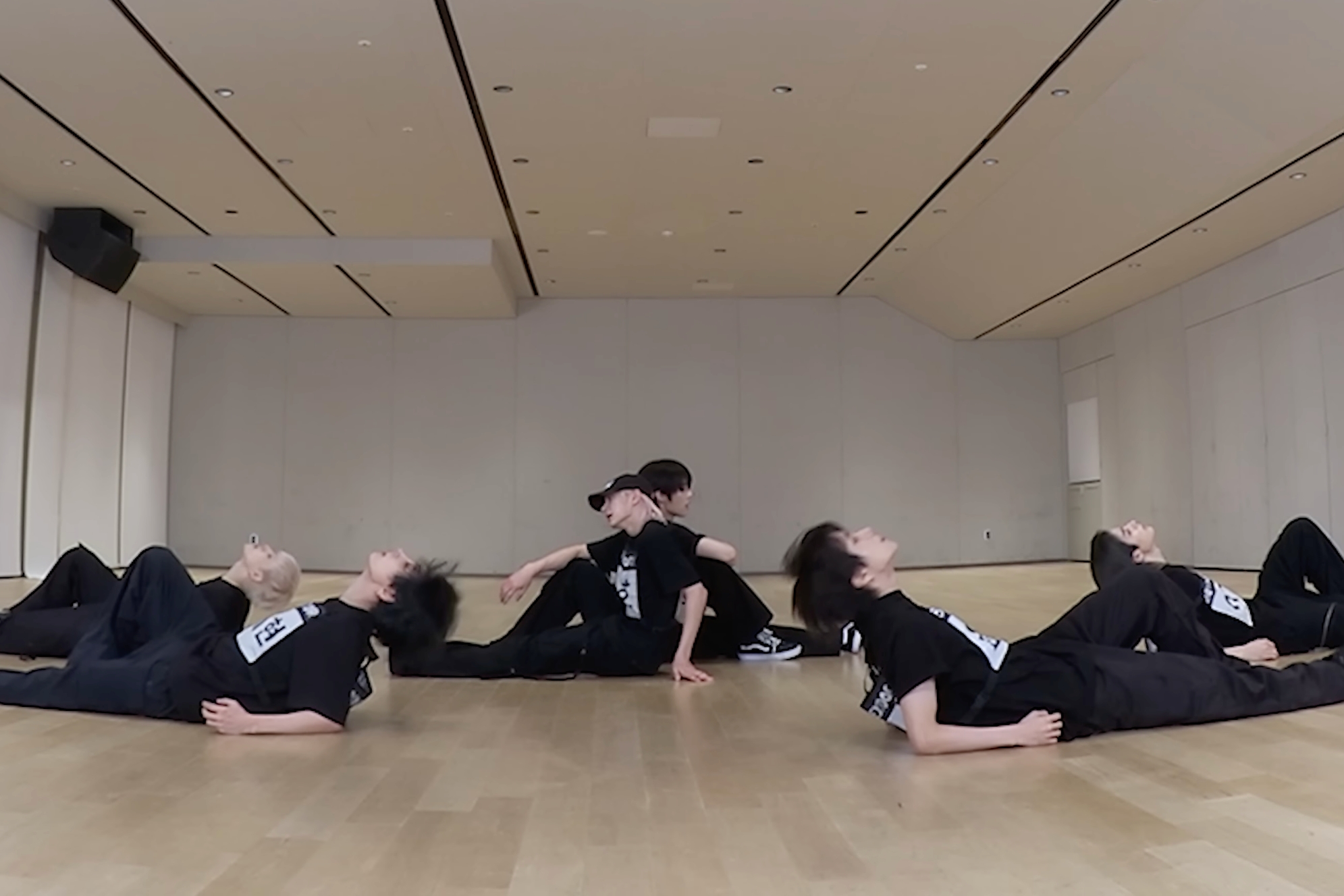 Watch: BOYNEXTDOOR’s Moves Are “VIRAL” In New Dance Practice Video缩略图