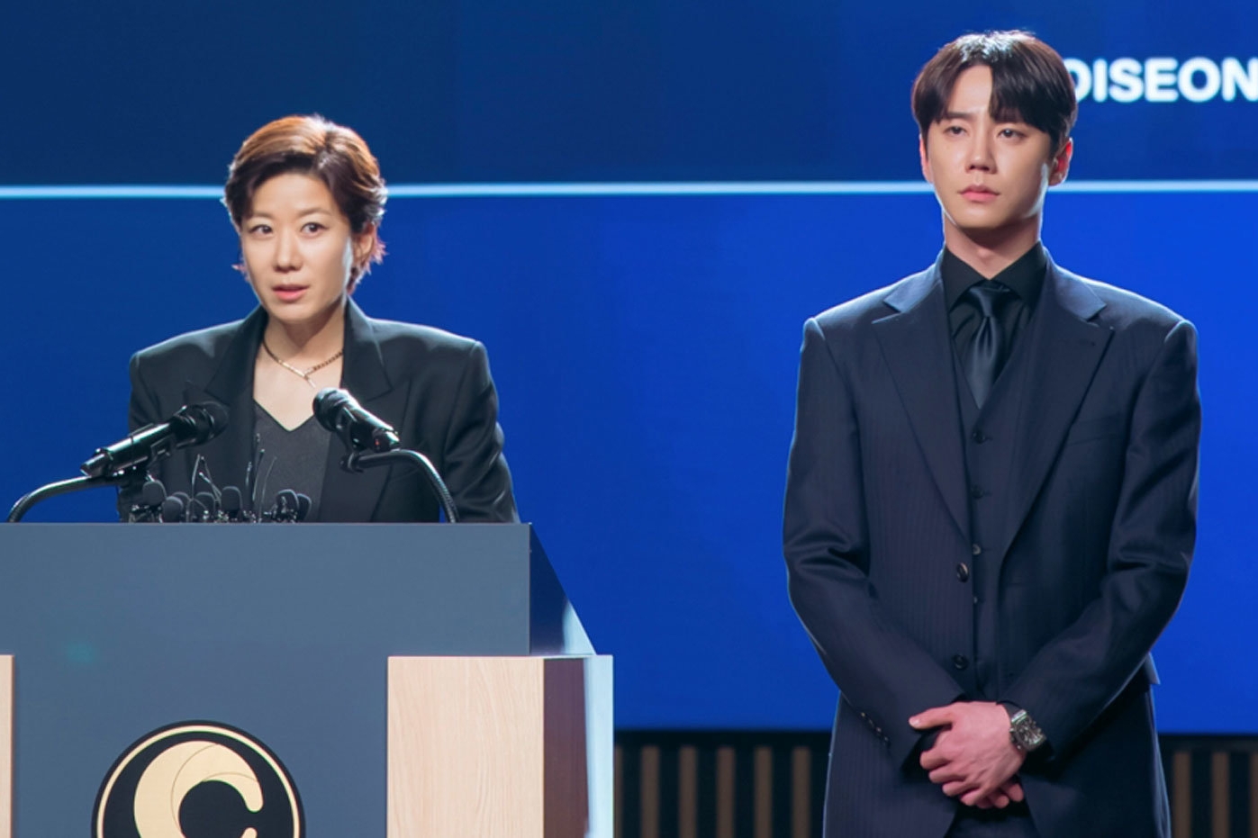 Lee Jun Young Unexpectedly Stands By Jeon Hye Jin’s Side In “Reborn Rookie”缩略图