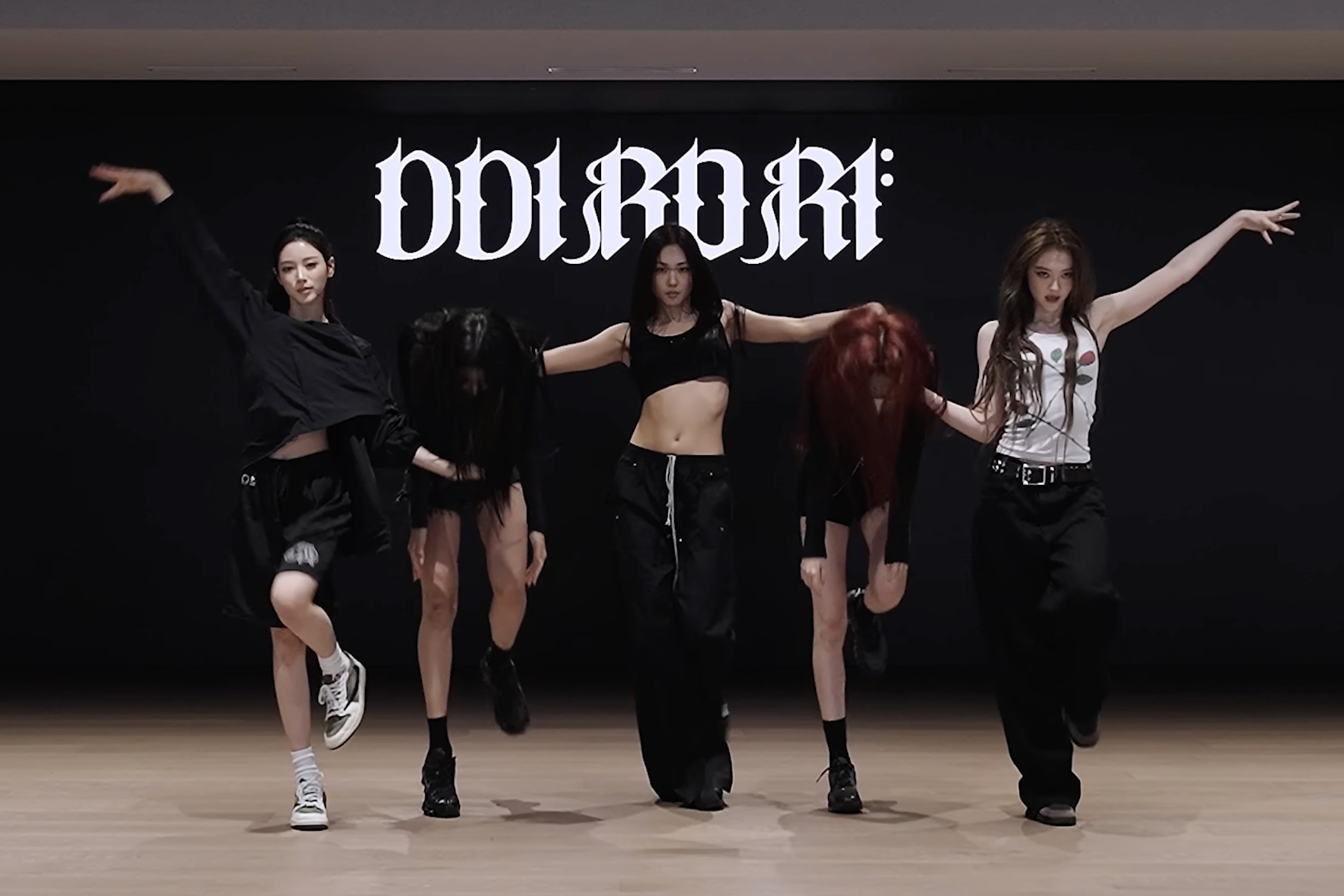 Watch: MEOVV Wows In Fierce Dance Practice Video For “DDI RO RI”缩略图