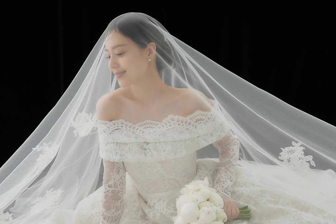 Moon Chae Won Shares Beautiful Wedding Photos缩略图