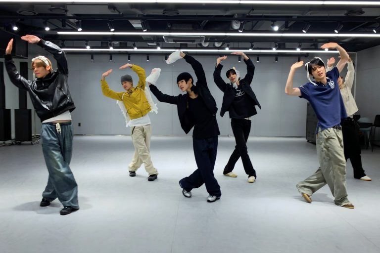 Watch: RIIZE Covers Apink And 2PM In Contrasting Dance Practice Videos缩略图