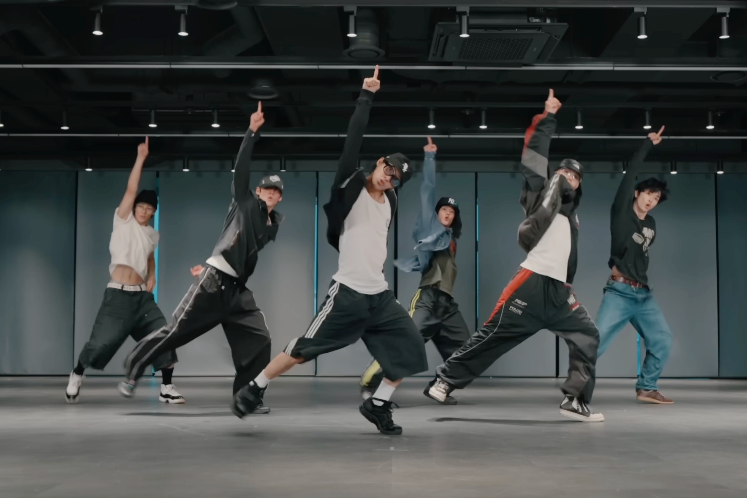 Watch: RIIZE Shows You How To “Do your dance” In High-Energy Dance Practice Video缩略图