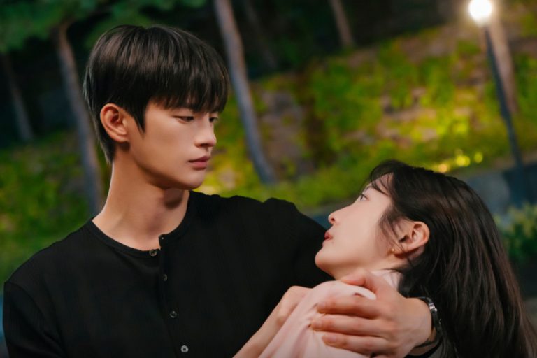 Seo In Guk Lets Park Ji Hyun Get Closer Than Anyone Else In “See You At Work Tomorrow!”缩略图
