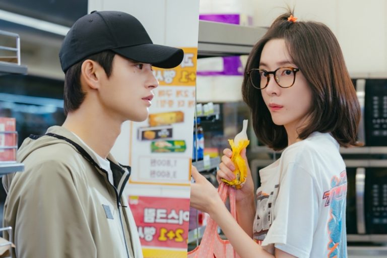 Park Ji Hyun Runs Into Her Boss Seo In Guk Outside The Office In “See You At Work Tomorrow!”缩略图