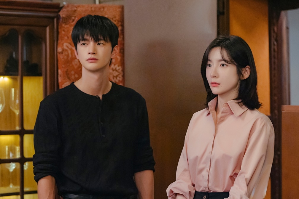 Seo In Guk And Park Ji Hyun Go For Drinks Alone In “See You At Work Tomorrow!”缩略图