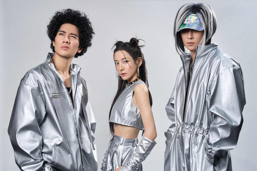Kang Dong Won, Um Tae Goo, And Park Ji Hyun Stun In Retro-Futuristic Concept Photos For “Wild Sing”缩略图
