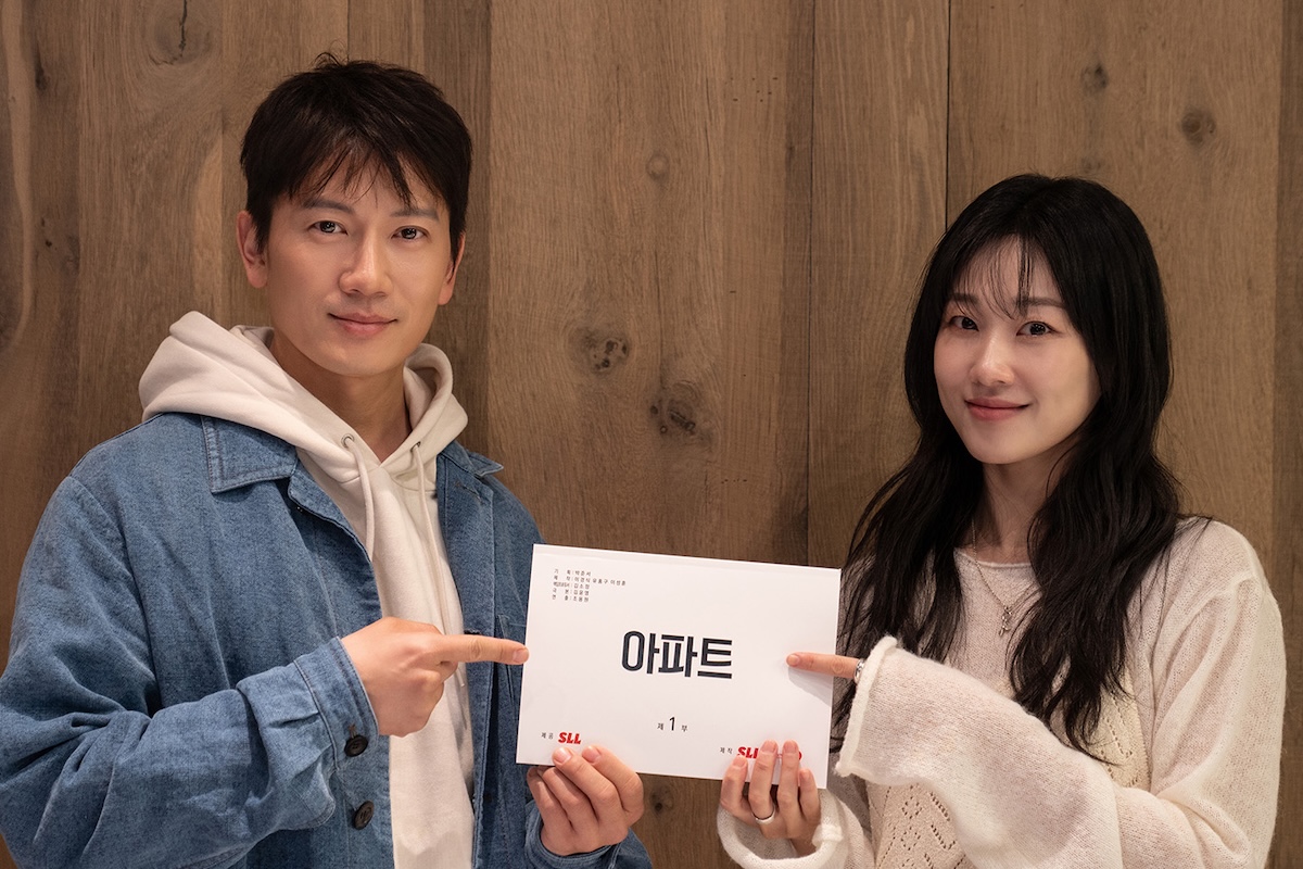 Watch: Ji Sung, Ha Yun Kyung, And More Test Chemistry At Script Reading For New Drama “The Apartment Job”缩略图