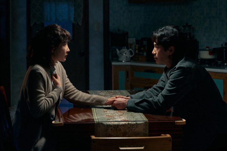 Shin Ha Kyun Breaks His Silence In Front Of Shin Dong Mi In “Fifties Professionals”缩略图