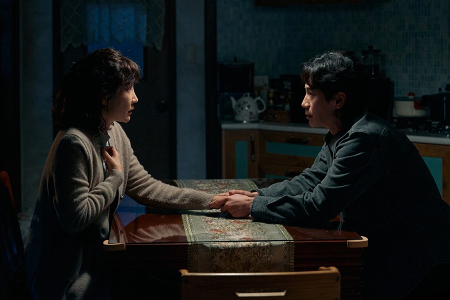Shin Ha Kyun Breaks His Silence In Front Of Shin Dong Mi In “Fifties Professionals”缩略图
