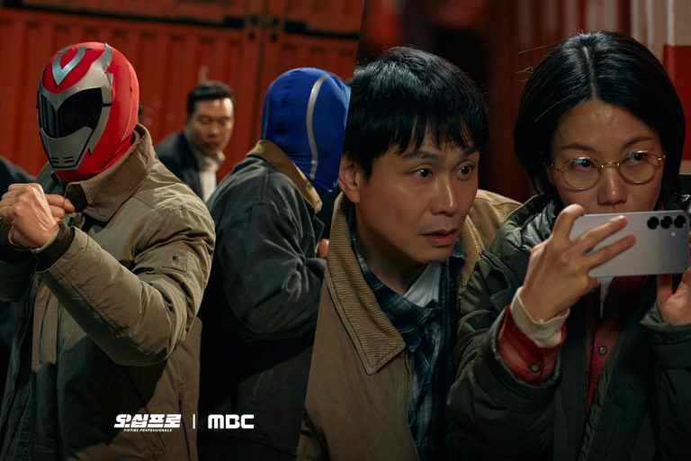 Shin Ha Kyun And Heo Sung Tae Raid Drug Smuggling Site In “Fifties Professionals”缩略图