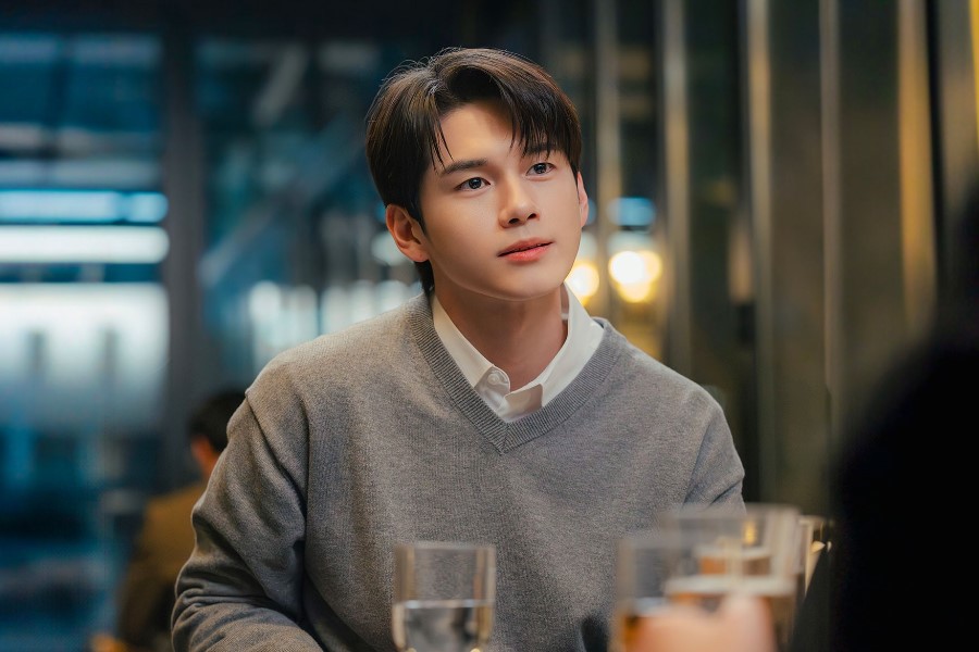 Ong Seong Wu Is A Hotel CEO Who Hides Dark Ambitions Behind Gentle Facade In “Spooky In Love”缩略图