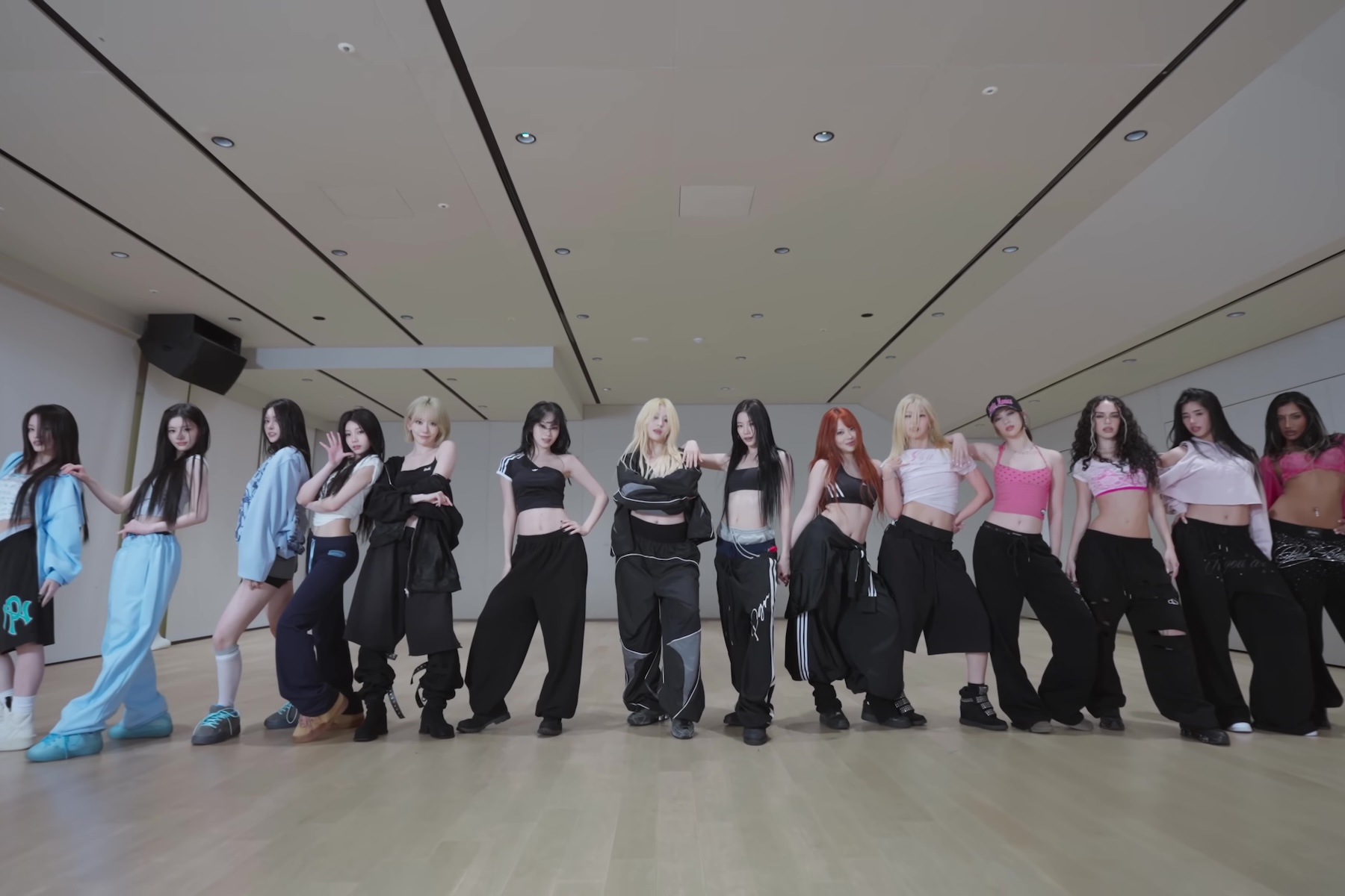 Watch: LE SSERAFIM, ILLIT, And KATSEYE Team Up For “ICONIC BY MISTAKE” Dance Practice Video缩略图