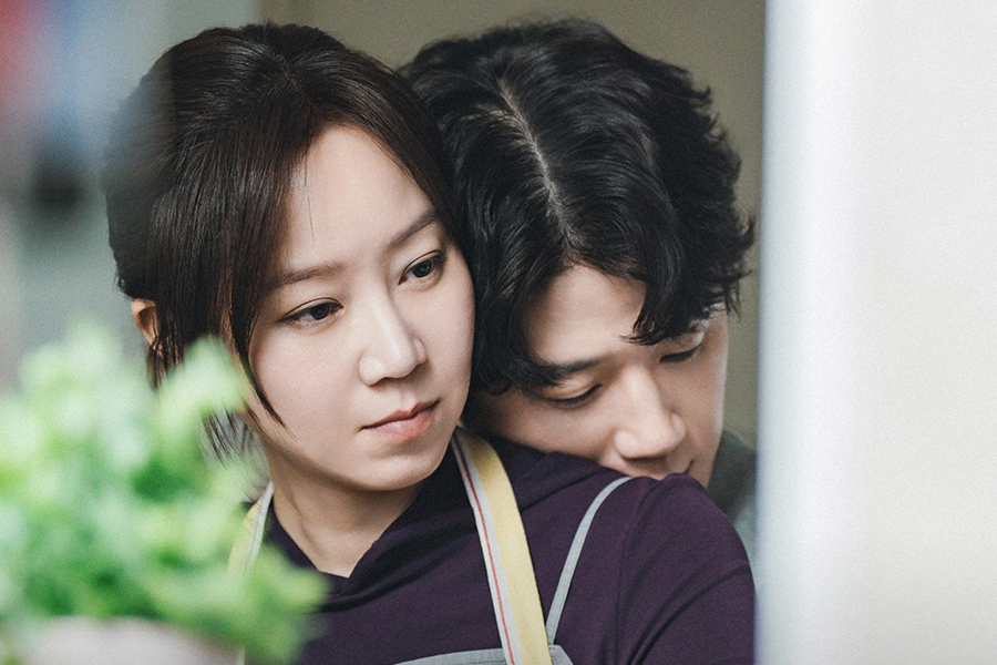 Kong Hyo Jin And Jung Jun Won’s Sweet Married Life Is Tested By A Dangerous Secret In “A Bona Fide Killer”缩略图