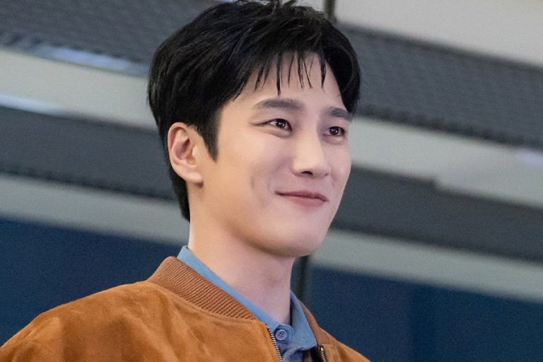 Ahn Bo Hyun Talks About Returning As The Ultimate Rich Detective In “Flex x Cop 2,” Chemistry With Jung Eun Chae, And More缩略图